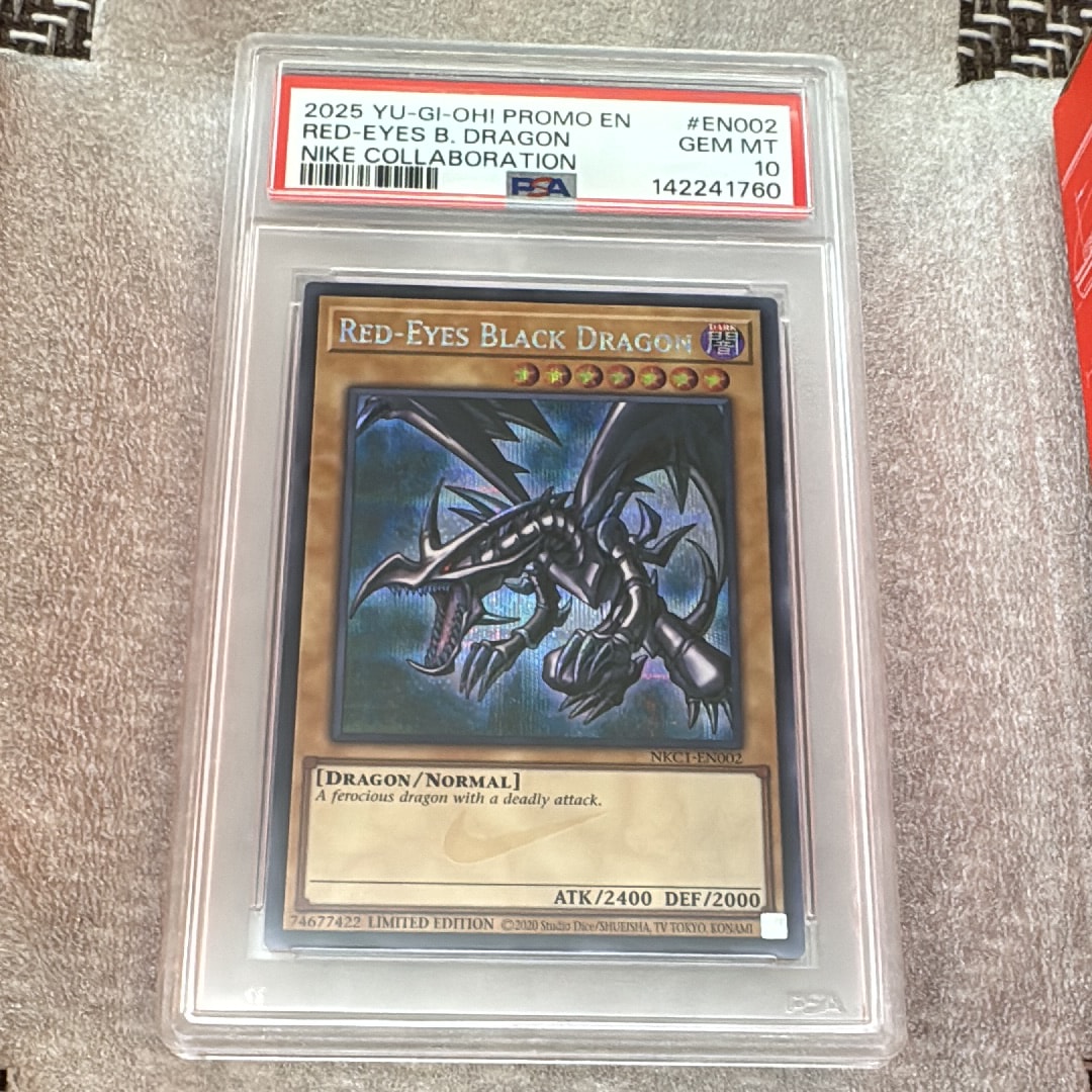 真紅眼の黒竜 SE [NKC1-EN002](遊戯王 x ナイキ エアーマックス 95 QS エアーマッスル House of Duel - 童実野町決闘遊戯館 限定プロモ) 