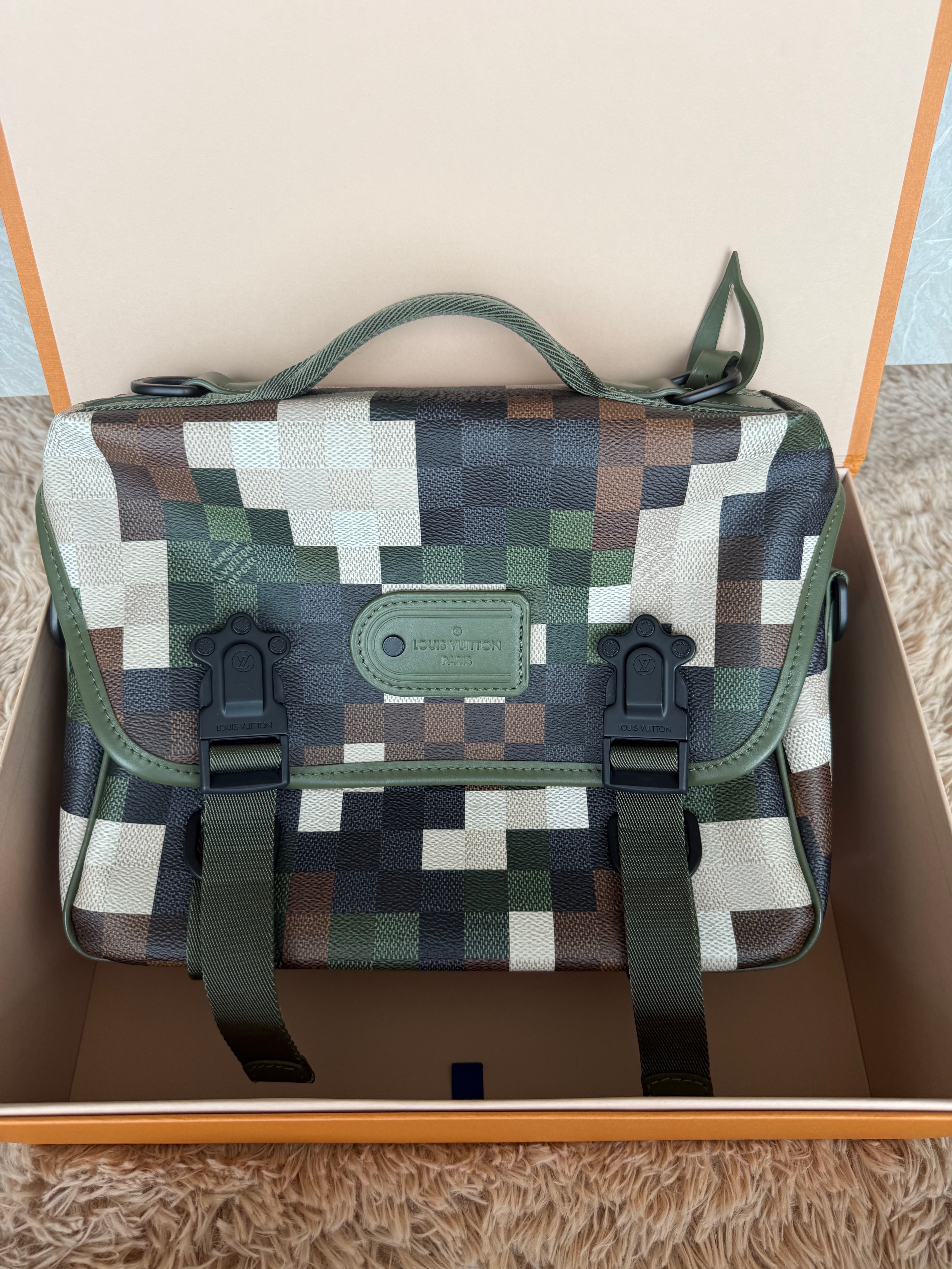 ルイ・ヴィトン レイルメッセンジャー ショルダーバッグ ダモフラージュグリーン