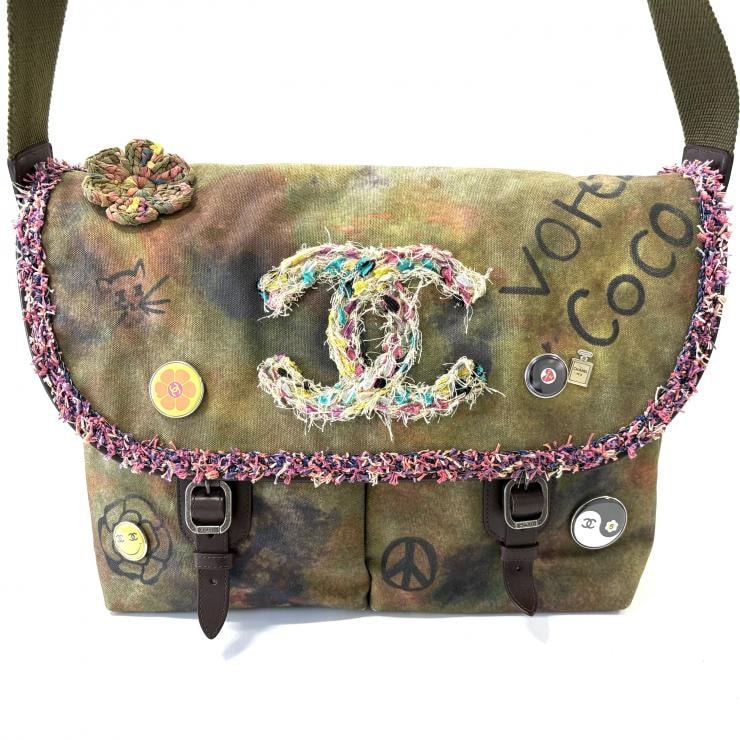 シャネル  グラフィティ・オン・ザ・パビメント ショルダーバッグ メッセンジャーバッグ キャンバス CHANEL 正規品【鑑定済み】