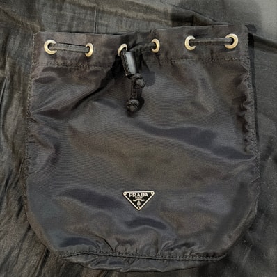 PRADA プラダ 巾着ポーチ ナイロン ブラック 三角ロゴ 小物入れ