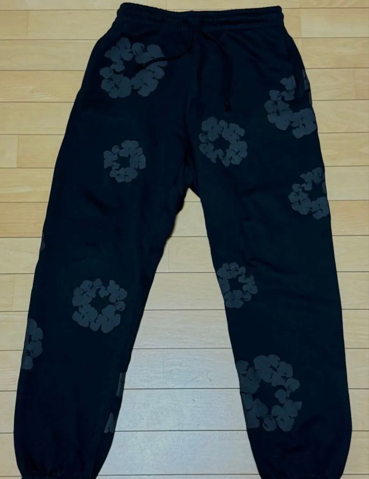 デニムティアーズ スウェットパンツ DENIM TEARS FLOWER PRINT SWEAT PANTS フラワープリントスウェットパンツ ブラック