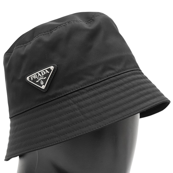 【美品】PRADA プラダ ハット サイズ M メンズ レディース ユニセックス 2021年モデル シグネチャー ロゴ メタルトライアングルプレート 無地 帽子 小物 ブラック 黒 イタリア製