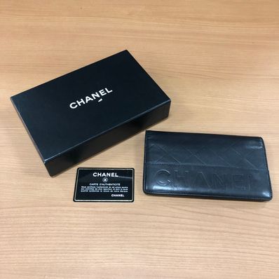 シャネル マトラッセ ロゴモチーフ二つ折り長財布 ブラック レザー