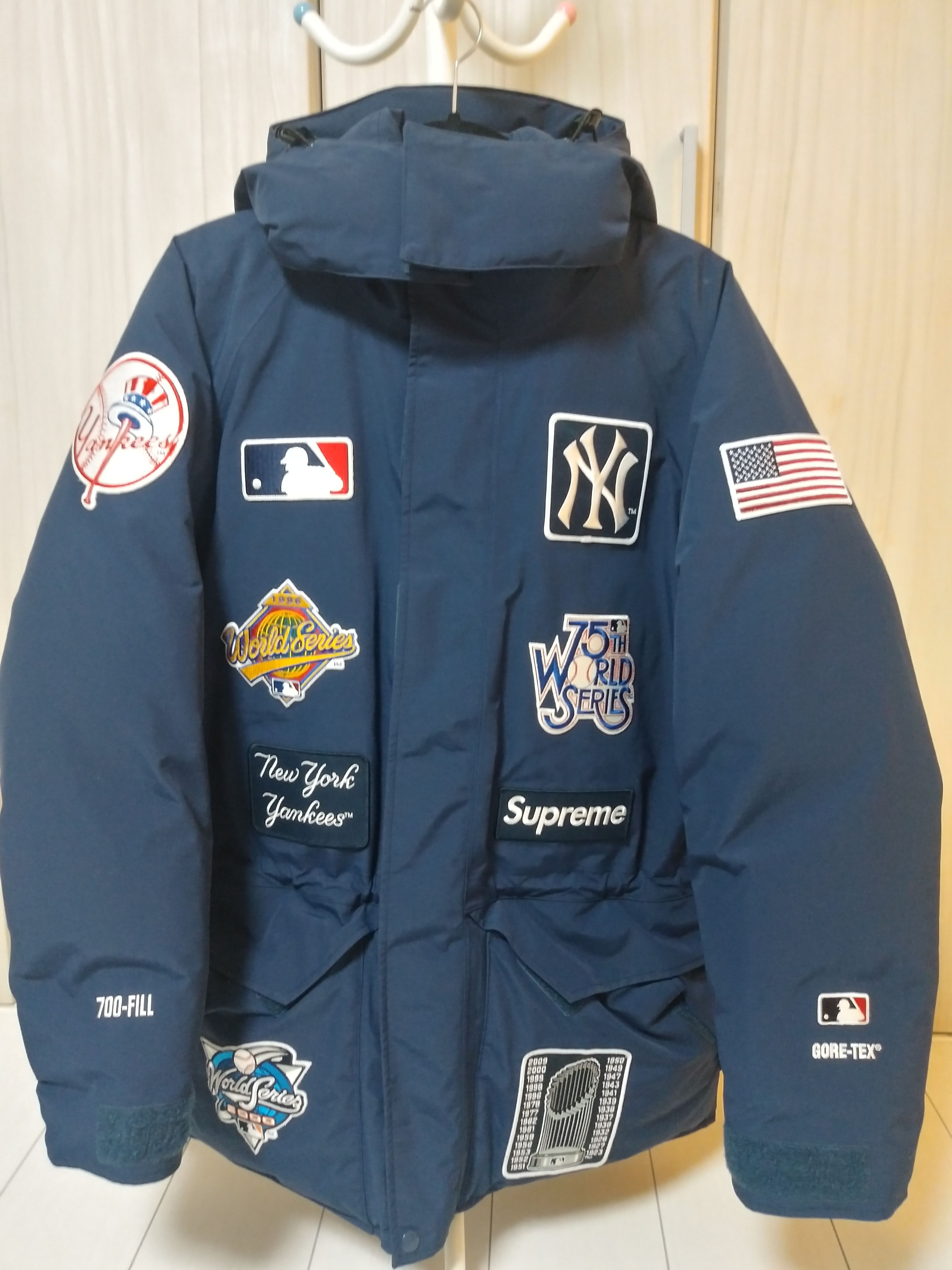 Supreme / New York Yankees GORE TEX 700-Fill Down Jacket "Navy"