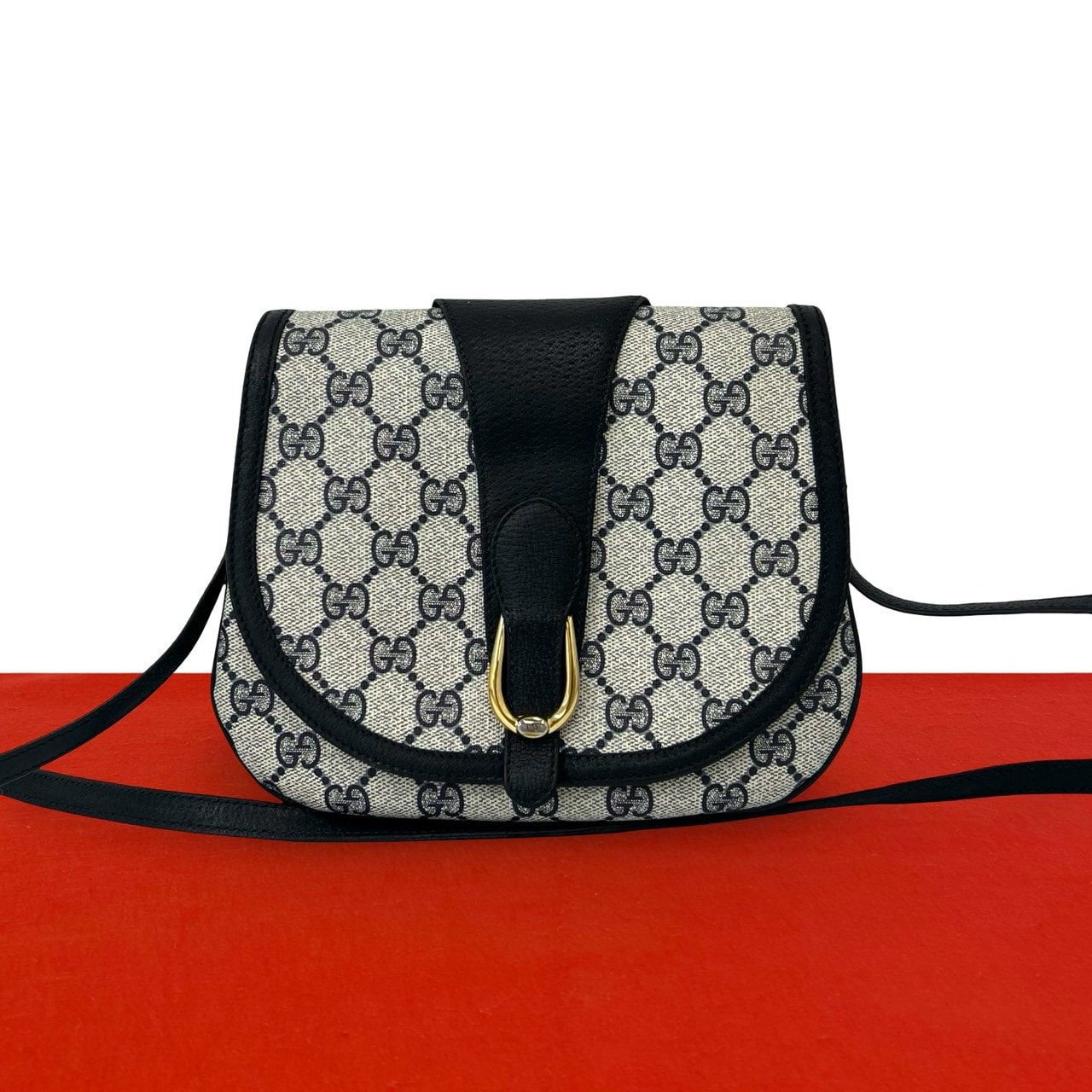 GUCCI グッチ・GGパターンポーチ　pvc素材　ネイビー B (目立った傷や汚れなし)】GUCCI グッチ GG ロゴ 柄 レザー PVC