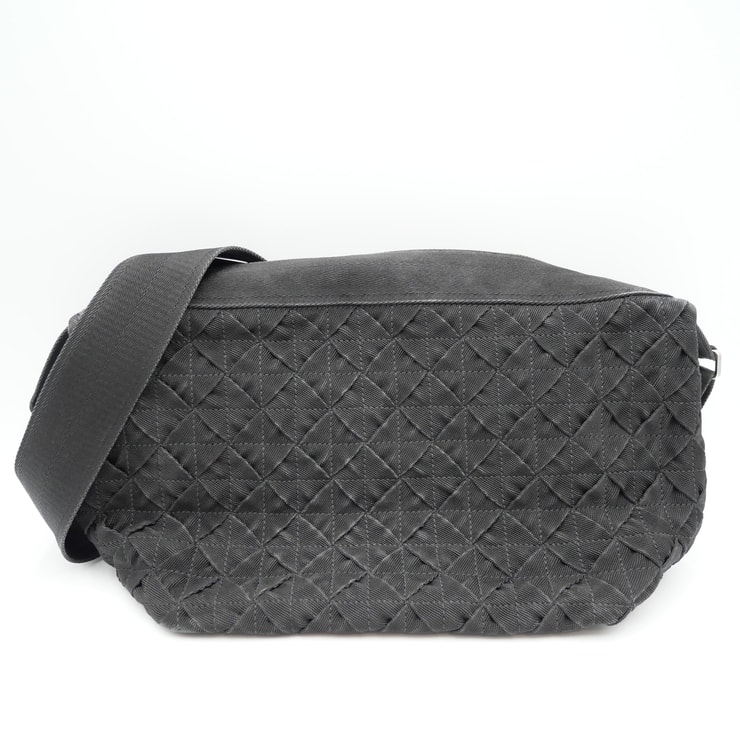 BOTTEGA VENETA(ボッテガヴェネタ)イントレチャート ウェビング ショルダーバッグ クロスボディバッグ ブラック ナイロン キルティング シルバー金具 657952 メンズ レディース ユニセックス【中古】