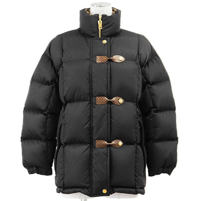 【極美品】LOUIS VUITTON ルイ・ヴィトン ダウンジャケット モノグラム アクセント ピロー パファ 2022年製 LV ロゴ 金ボタン リサイクルナイロン100% ラムレザー スタンドカラー レギュラーフィット レディース 36 ブラック 黒 伊製