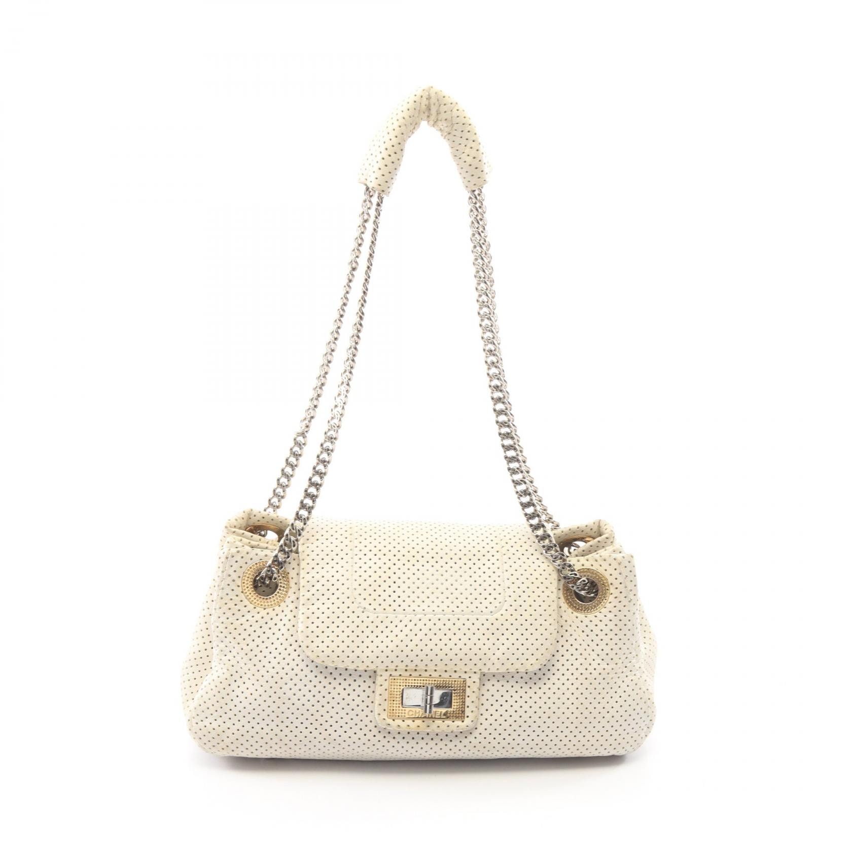 シャネル CHANEL 2.55 パンチング ショルダーバッグ バッグ レザー レディース ホワイト系 【中古】