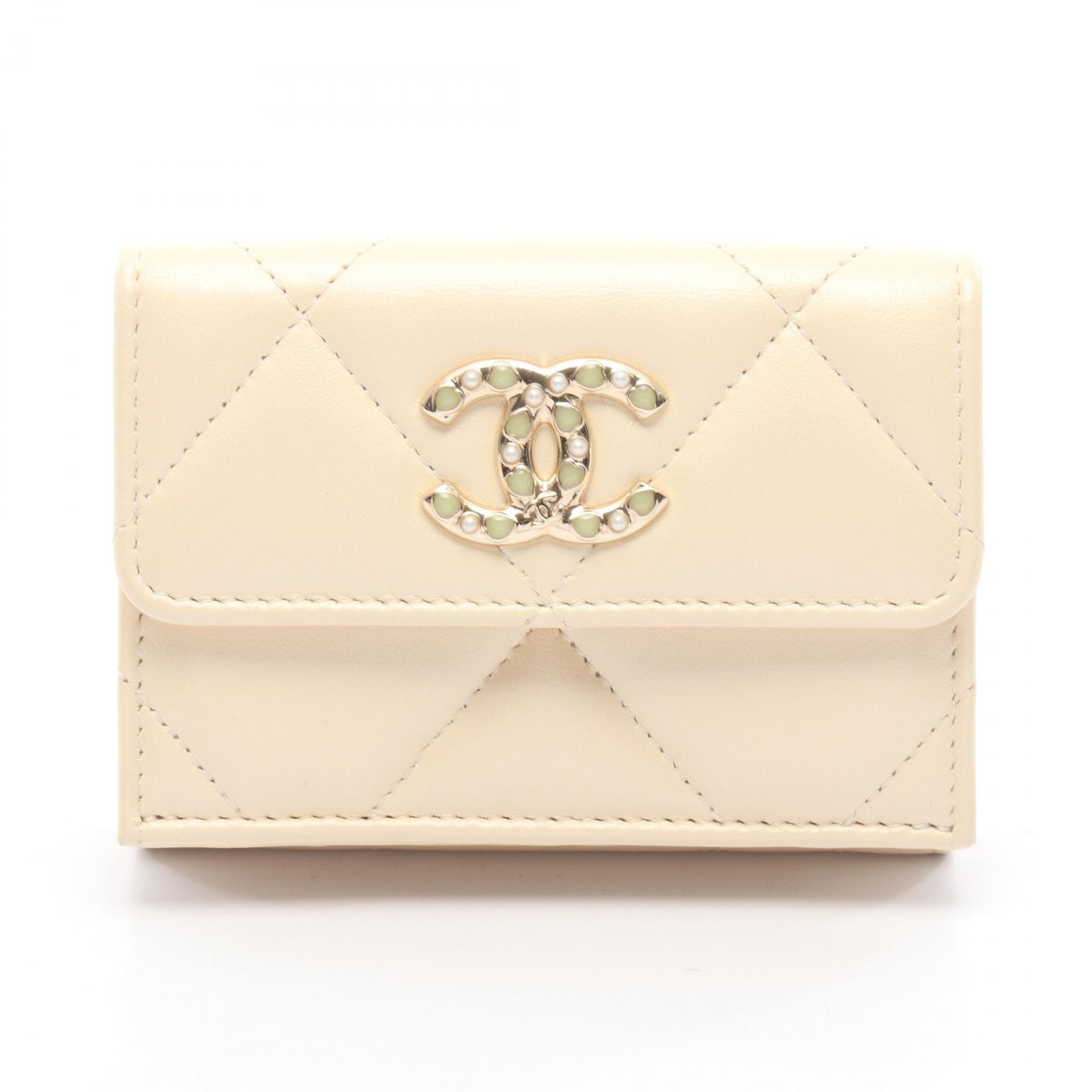 シャネル CHANEL マトラッセ 三つ折り財布 財布 レザー レディース アイボリー系 【中古】
