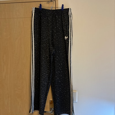 adidas レオパードトラックパンツ