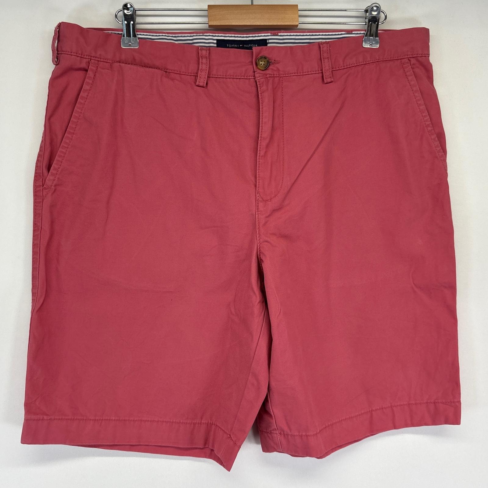 古着 トミーヒルフィガー TOMMY HILFIGER ショートパンツ ハーフ 半ズボン 短パン チノパン 大きいサイズ ワンポイント w38  ピンク系 メンズ