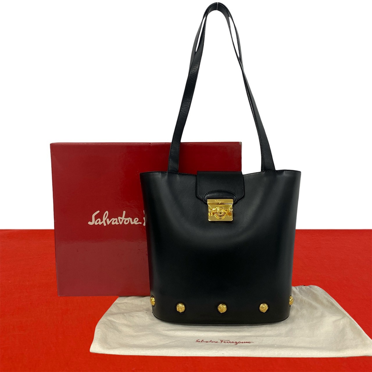 Salvatore Ferragamo サルヴァトーレフェラガモ ヒールスタッズ ロゴ 金具 レザー ショルダーバッグ ブラック
 33680