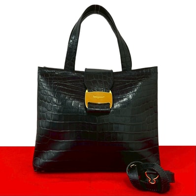 Salvatore Ferragamo サルヴァトーレフェラガモ ヴァラ ロゴ 金具 レザー ショルダーバッグ ブラック
01957