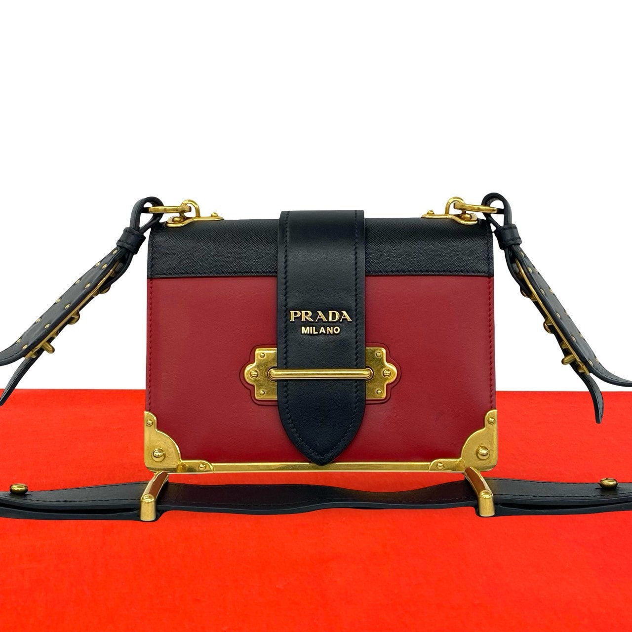 PRADA プラダ カイエ ロゴ 金具 レザー ショルダーバッグ レッド
63039
