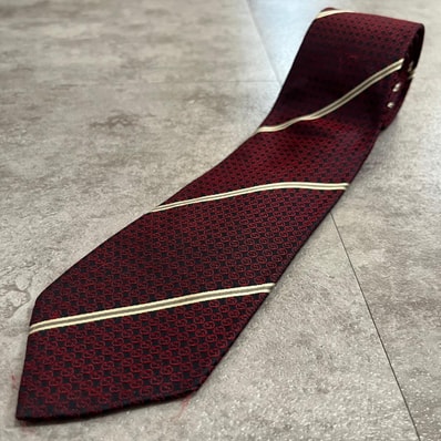 【GUCCI】グッチ Gロゴ ロゴ総柄 ストライプ柄 ジャカード ネクタイ ネイビー ワインレッド シルク100% イタリア製 メンズ フォーマル