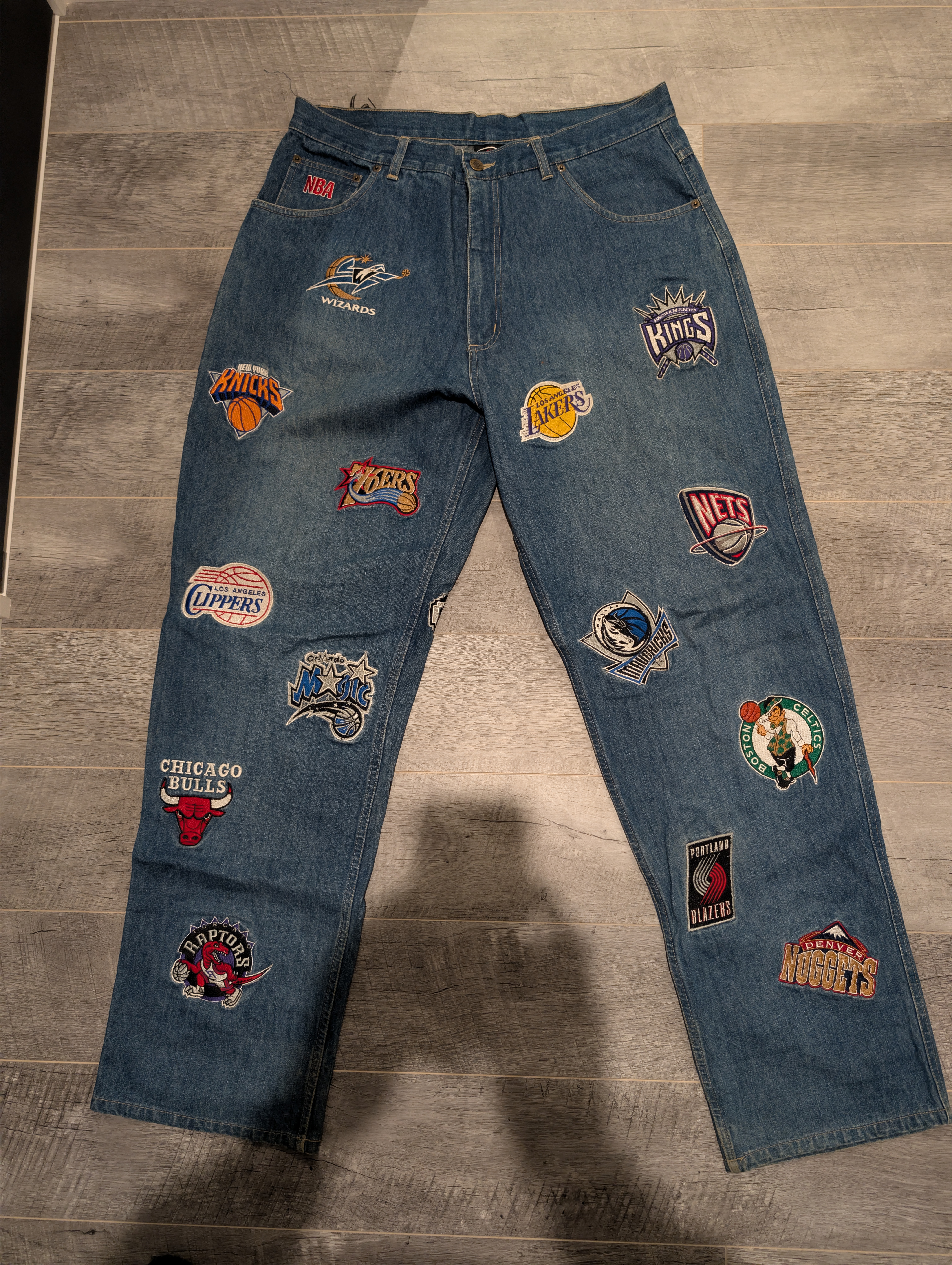 UNK/NBA/デニムパンツ/ボトム/バスケ/全チームロゴ/34インチ/36インチ/VINTAGE/ヴィンテージ/ビンテージ/2000s/アメカジ/ストリート/STREET/ストレート/バギーパンツ/BULLS/ブルズ/LAKERS/レイカーズ