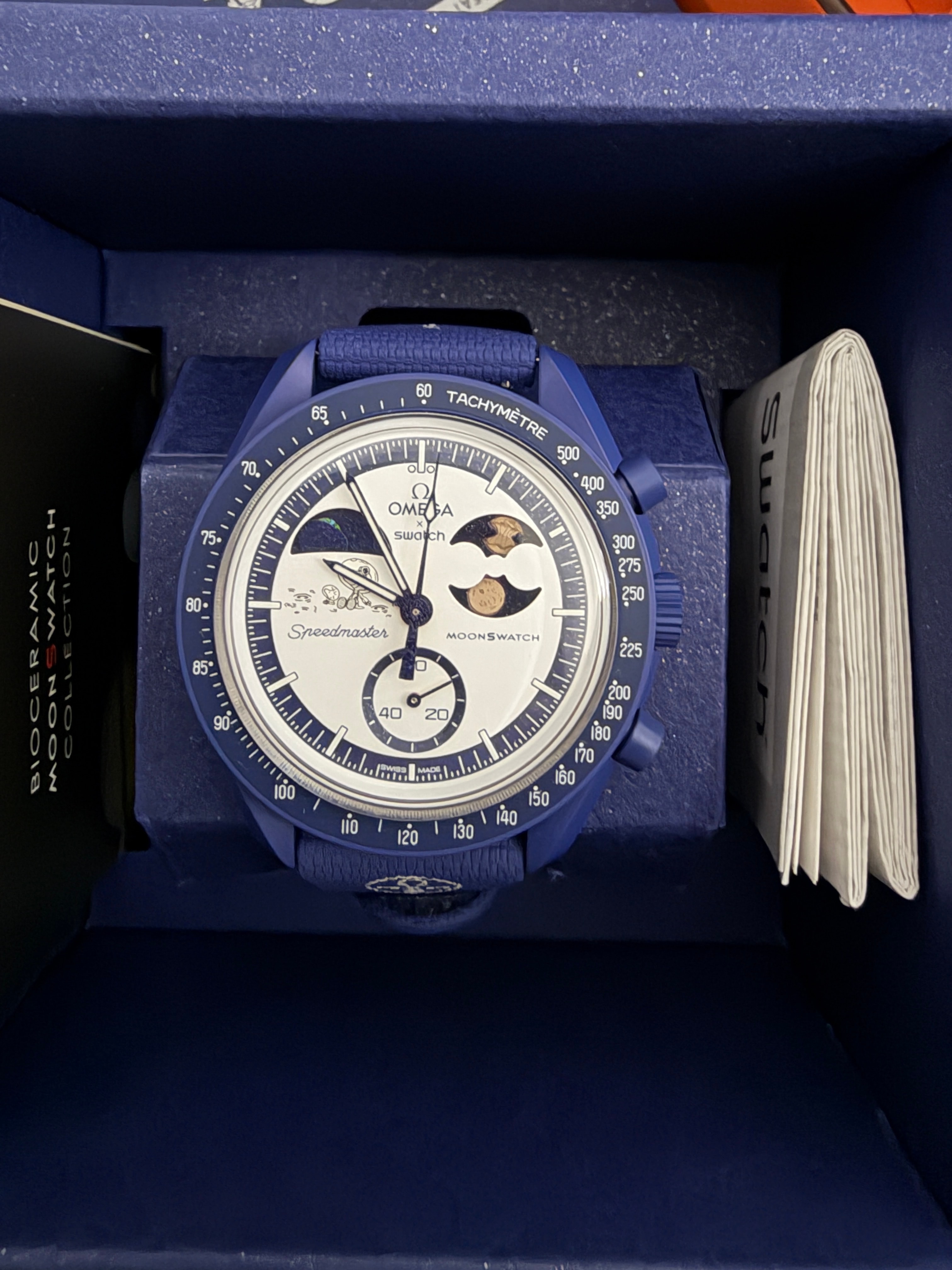 スウォッチ x オメガ x スヌーピー バイオセラミック ムーンスウォッチ ミッション トゥ ザ アースフェイズ - ムーンシャインゴールド (ビーバームーンデザイン) "ネイビー" SO33N704