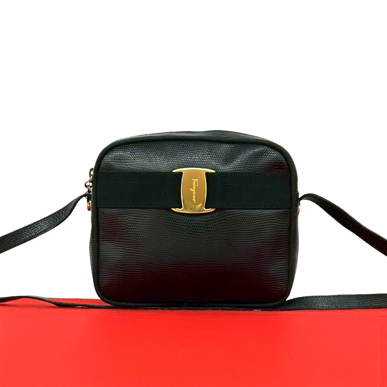 Salvatore Ferragamo サルヴァトーレフェラガモ ヴァラリボン 金具 レザー ショルダーバッグ ブラック
 33283