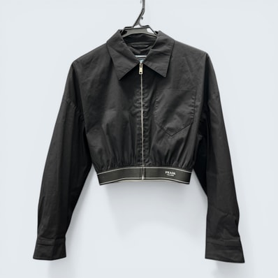 PRADA 極美品 プラダ クロップド ポプリンストレッチ ジャケット P525MG 2021年 ブラック #40 ジップアップ ブルゾン ショート丈 ロゴ レディース Aランク 中古 鑑定済 プラダブルゾン