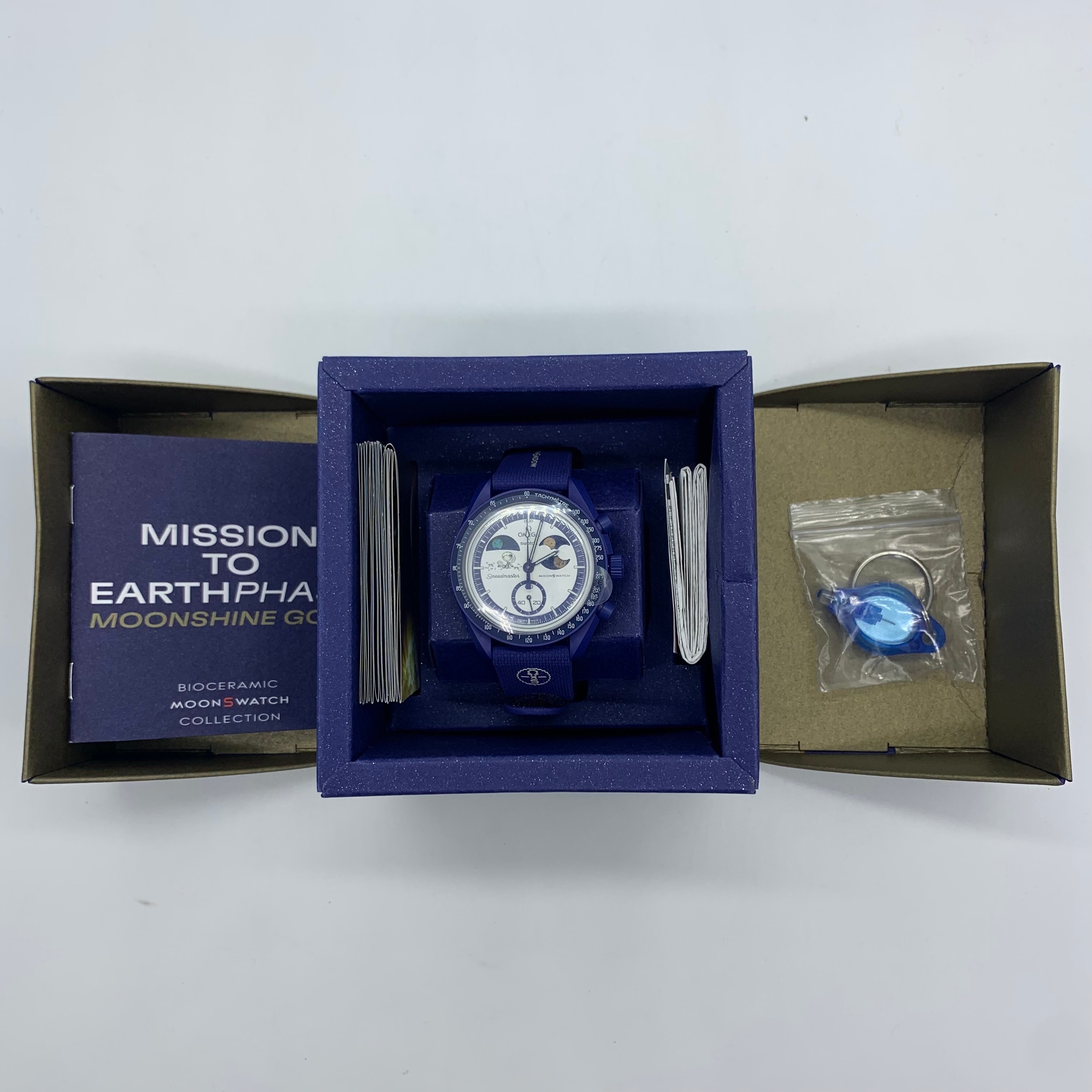 スウォッチ x オメガ x スヌーピー バイオセラミック ムーンスウォッチ ミッション トゥ ザ アースフェイズ - ムーンシャインゴールド (チョウザメデザイン) "ネイビー" SO33N701