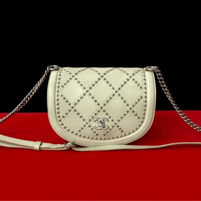 CHANEL シャネル ココマーク パンチング ステッチ レザー ショルダーバッグ ホワイト
25056