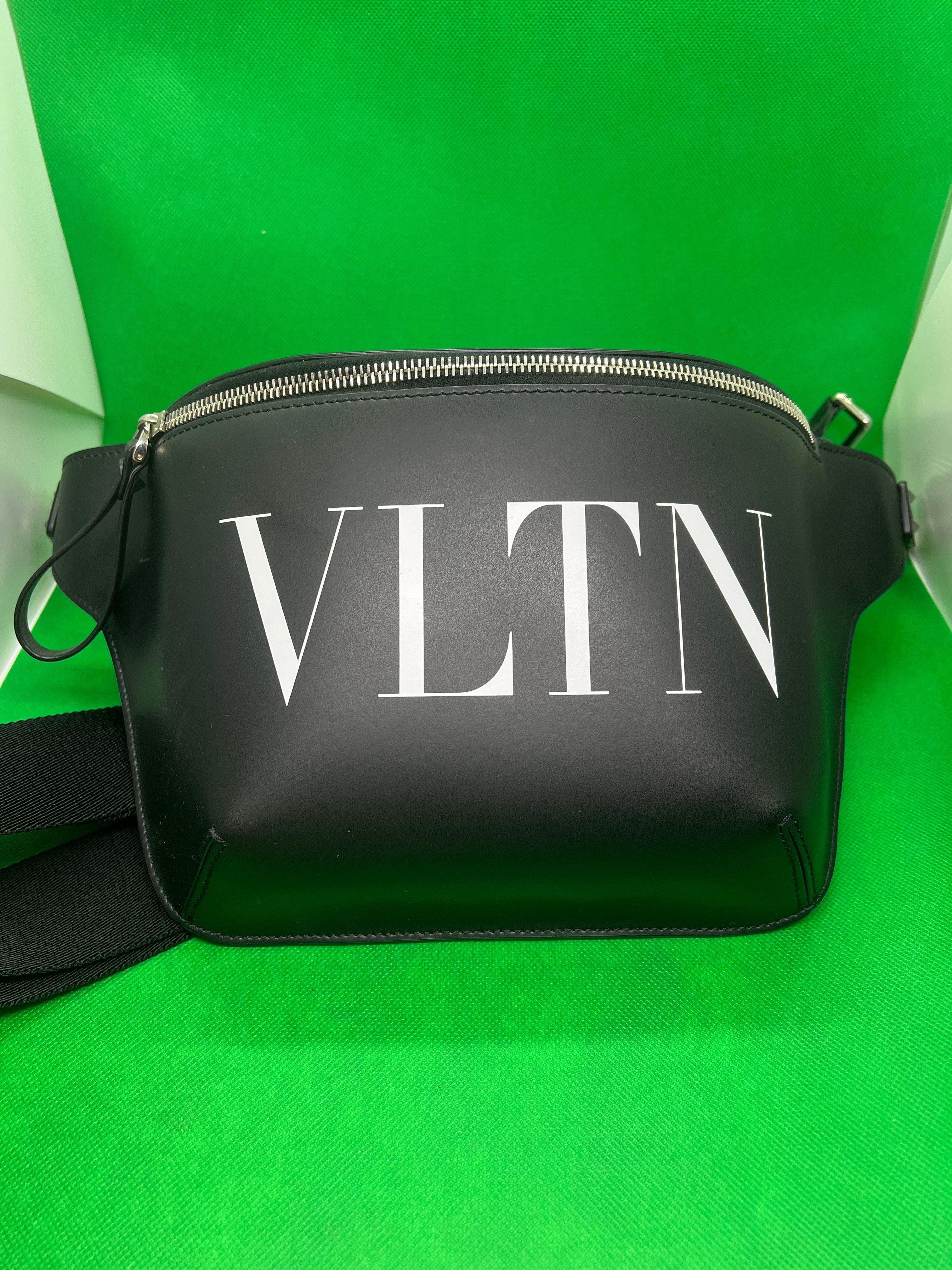 ヴァレンティノ VLTN レザー ベルトバッグ "ブラック/ホワイト" WY2B0A87WJW0NI