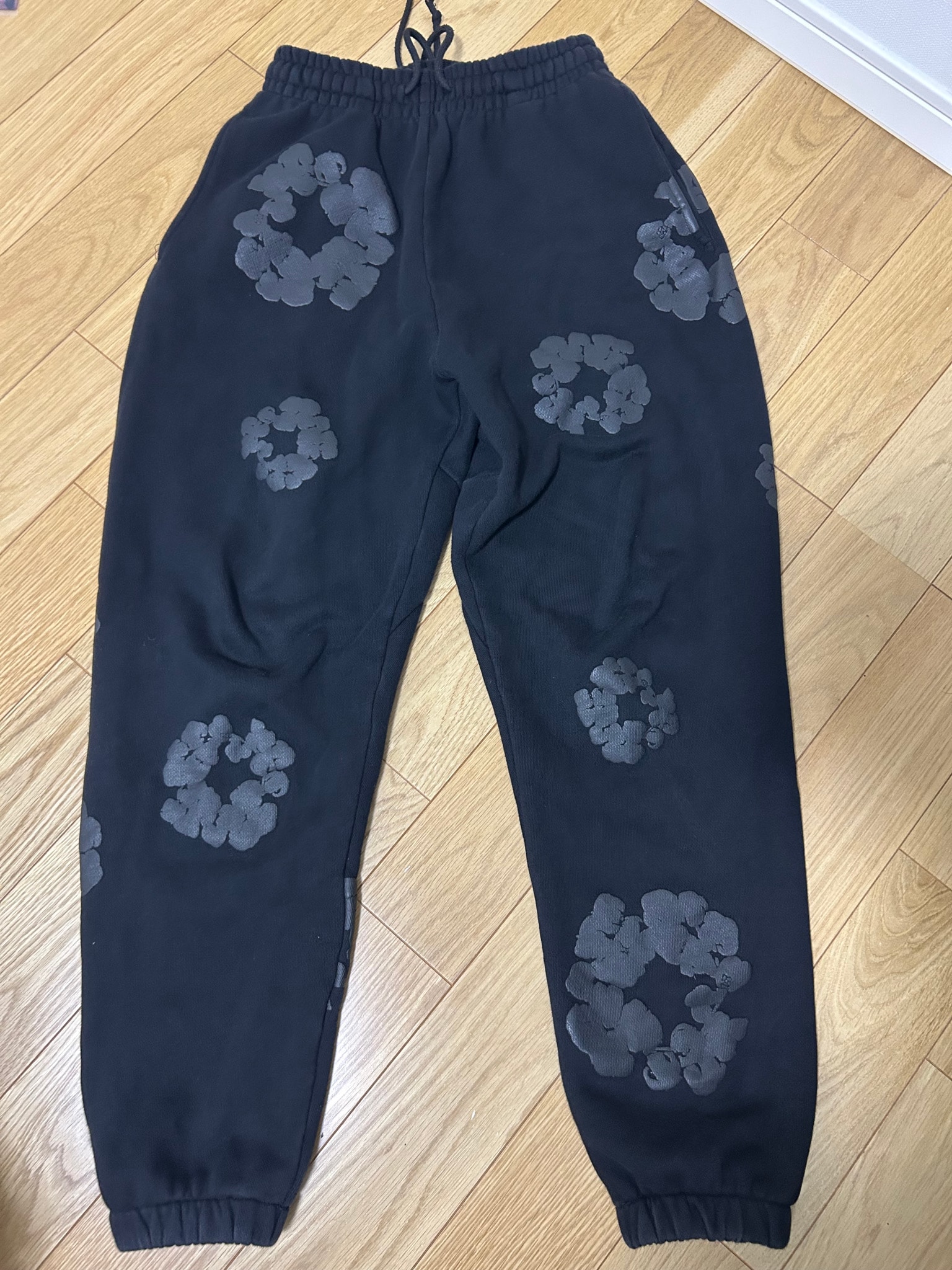 DENIM TEARS Mono Cotton Wreath Sweatpants "Black"