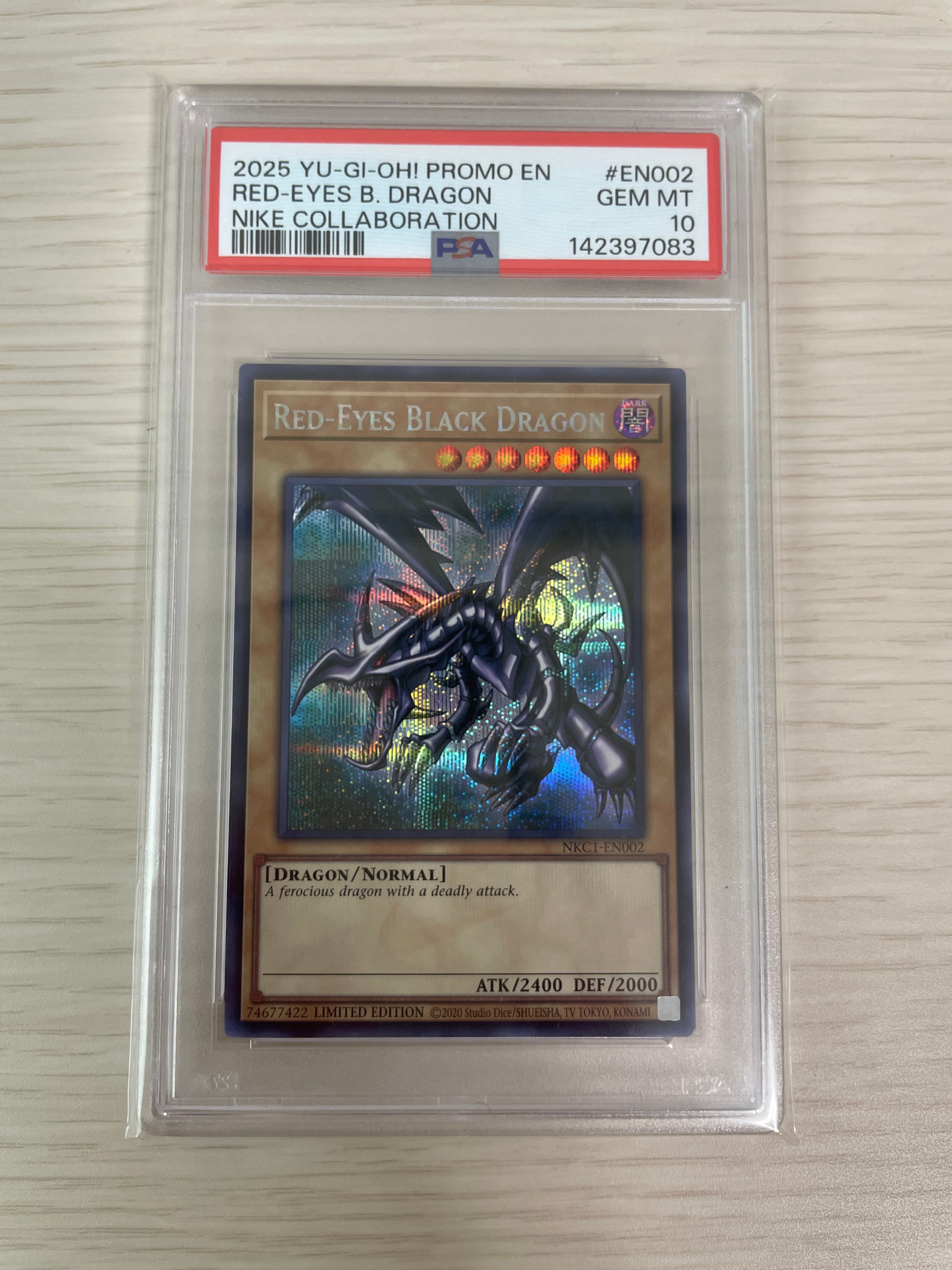 真紅眼の黒竜 SE [NKC1-EN002](遊戯王 x ナイキ エアーマックス 95 QS エアーマッスル House of Duel - 童実野町決闘遊戯館 限定プロモ) 