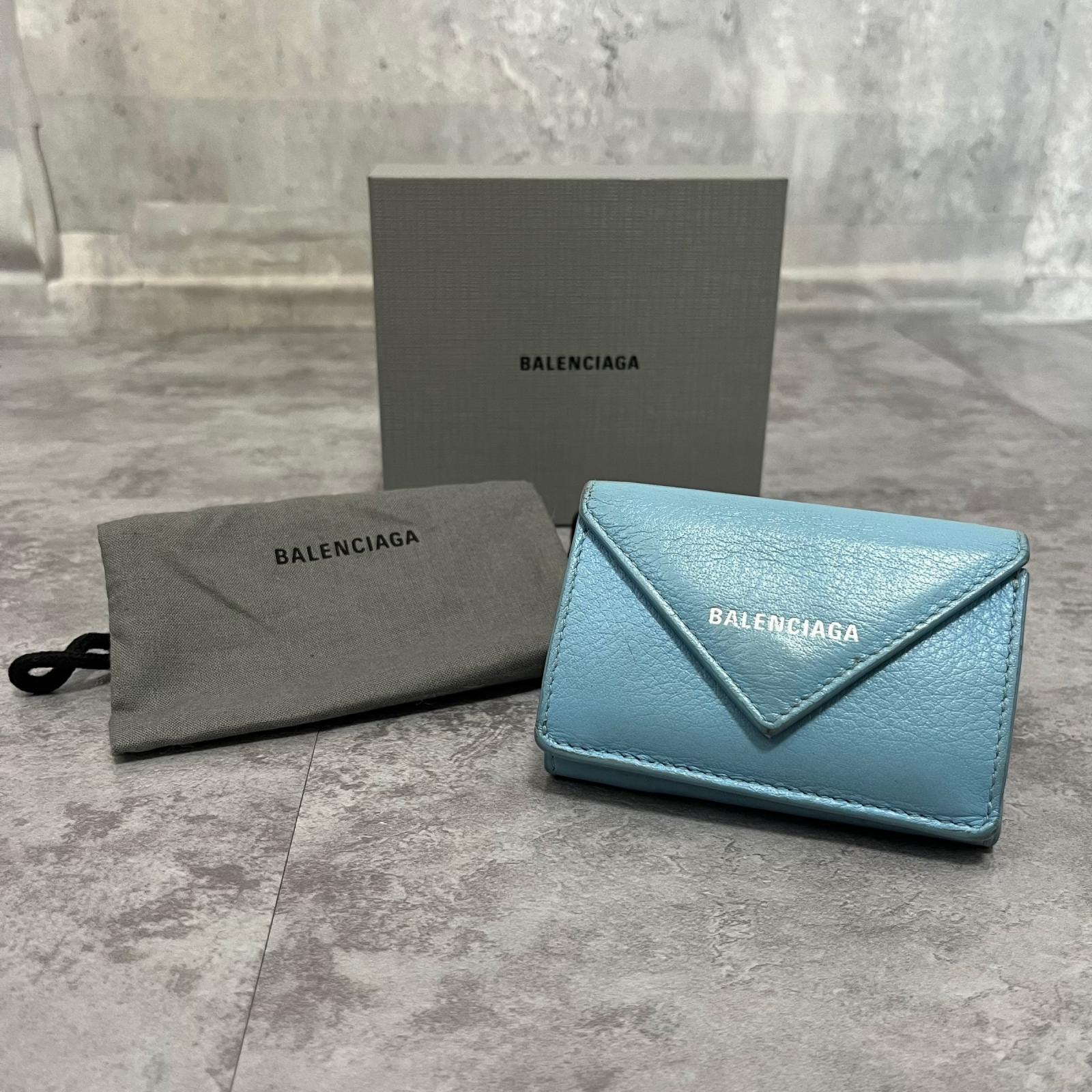 【BALENCIAGA】バレンシアガ 三つ折り財布 箱・保存袋付き ペーパー ミニウォレット レター型 ロゴ レザー ライトブルー 水色 コンパクト