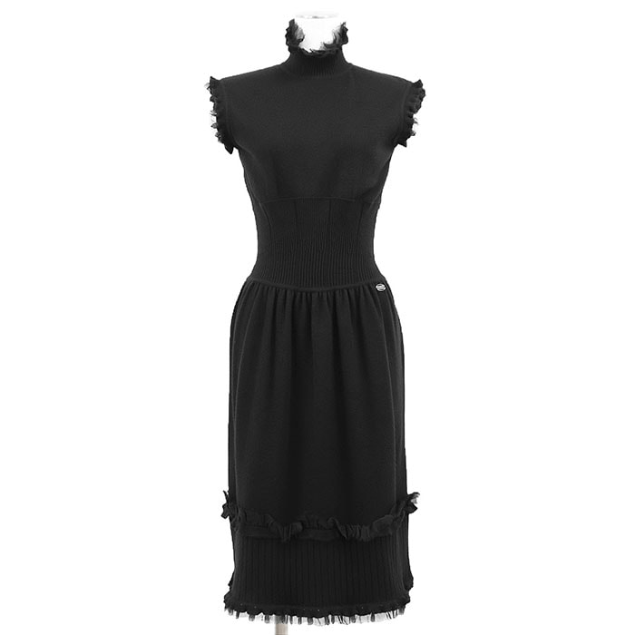 【極美品】CHANEL シャネル ワンピース ニット 06A P29053 2006年製 COCOマーク ロゴ チャーム カシミヤ混 フリル ラッフル ハイネック タイトフィット ミディ丈 ドレス レディース 38 ブラック 黒 伊製 カール・ラガーフェルド期