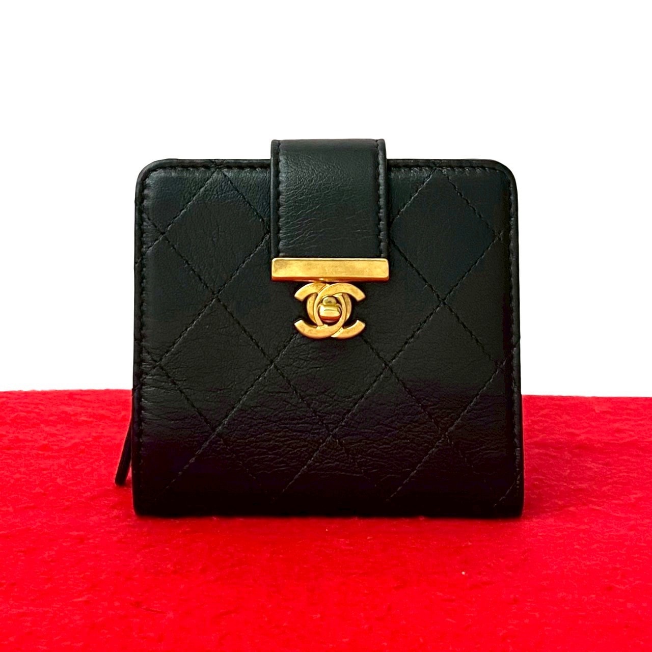 CHANEL シャネル ココマーク ロゴ 金具 レザー 二つ折り財布 ブラック
 31368