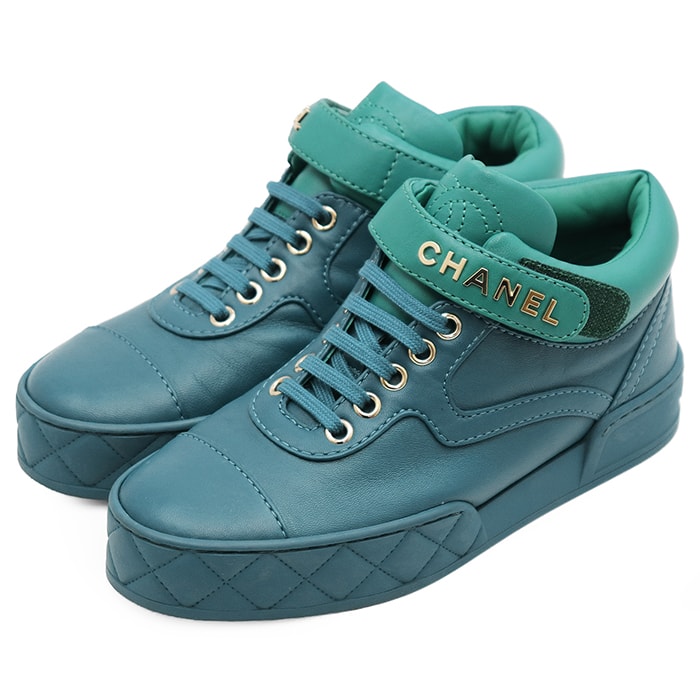【美品】CHANEL シャネル ミッドカットスニーカー サイズ 35C レディース G34967 マトラッセソール ゴールド シグネチャー メタルロゴ チャーム ベルクロ キャップトゥ シューズ 革靴 ティールブルー グリーン 青 緑 イタリア製