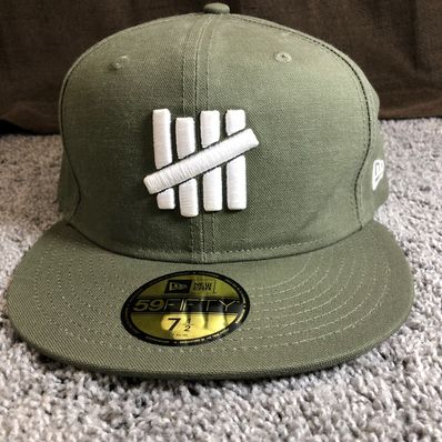 UNDEFEATED X NE STENCIL ICON FITTED - 90210 "Olive"