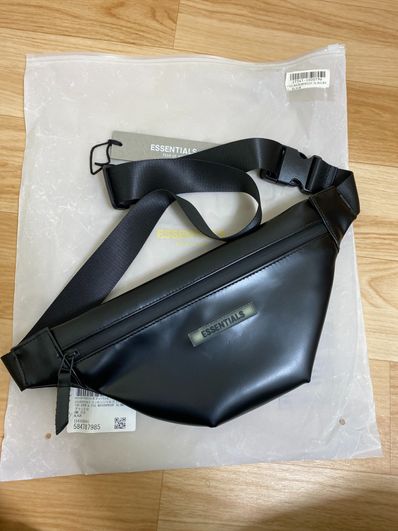 FEAR OF GOD ESSENTIALS Waterproof Sling Bag "Black"