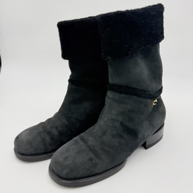 CHANEL(シャネル)ココマーク ムートン ショートブーツ ブラック スエード調 ゴールド金具 レディース 36C イタリア製【中古】