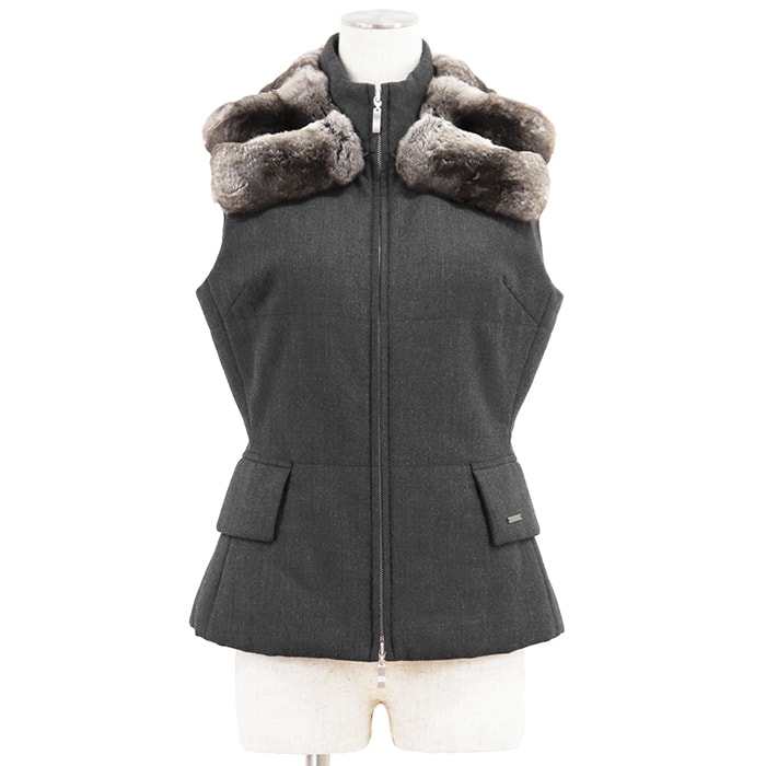 【極美品】FOXEY フォクシー パデッドベスト サイズ 40 レディース チソチラファー ストレッチウール ロゴプレート ジレ アウター ダークグレー 灰色 日本製