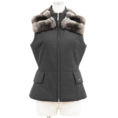 【極美品】FOXEY フォクシー パデッドベスト サイズ 40 レディース チソチラファー ストレッチウール ロゴプレート ジレ アウター ダークグレー 灰色 日本製