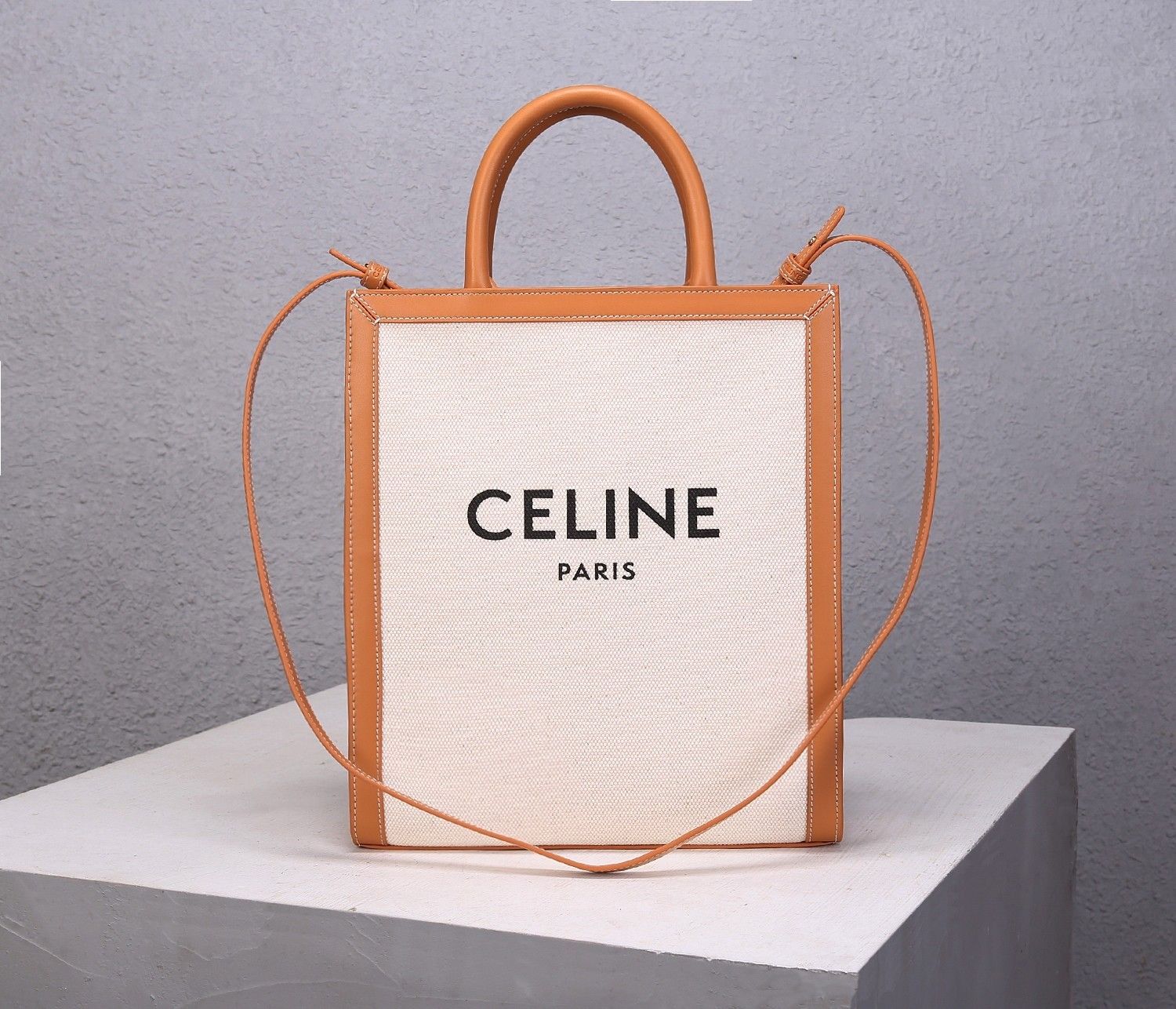 celineハンドバッグ Triomphe Mini Tote