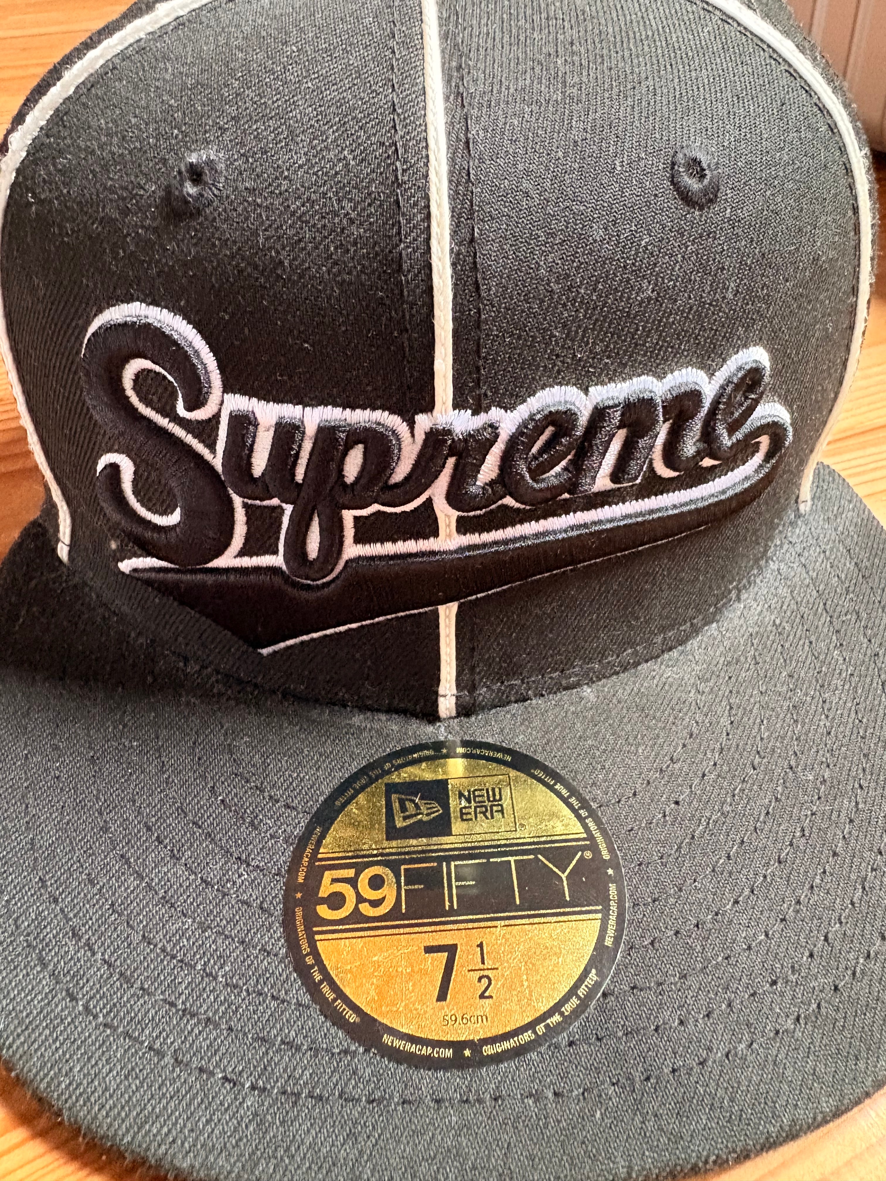 Supreme Piping Script Logo New Era "Black"