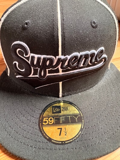 Supreme Piping Script Logo New Era "Black"