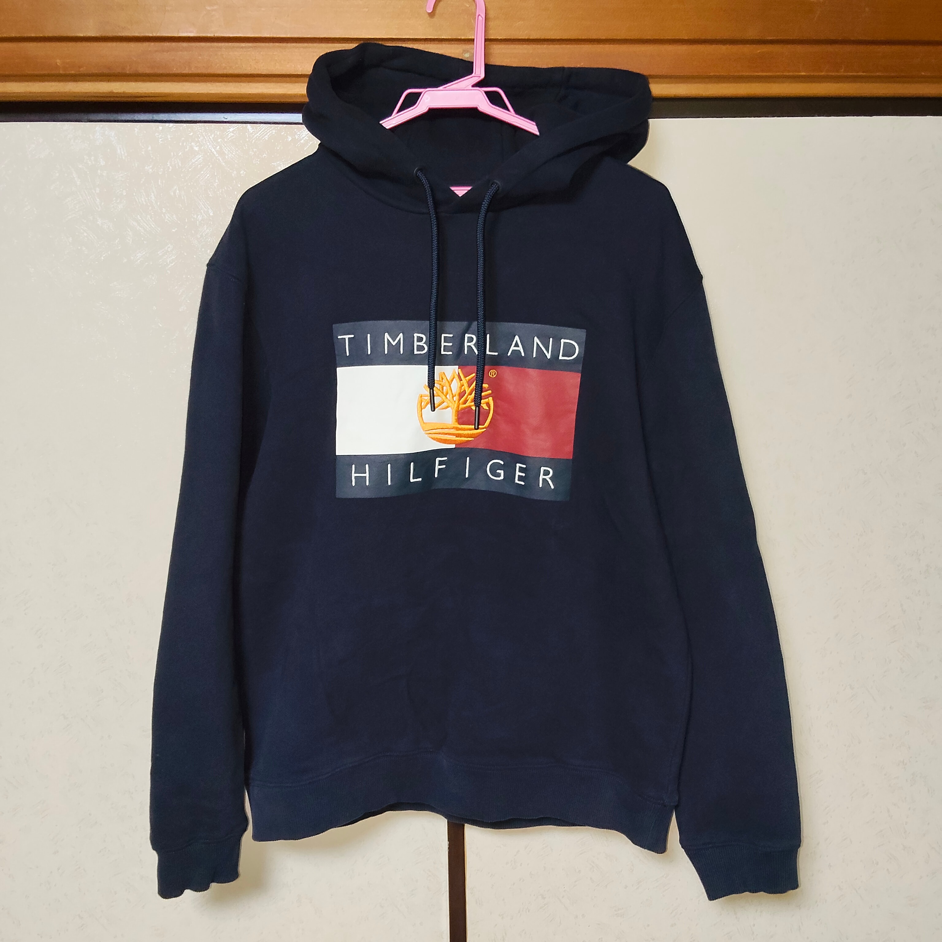 トミーヒルフィガー×ティンバーランド コラボ プルオーバーパーカー スエットパーカー スウェットパーカー 裏起毛 紺 ネイビー プリント メンズ Lサイズ 