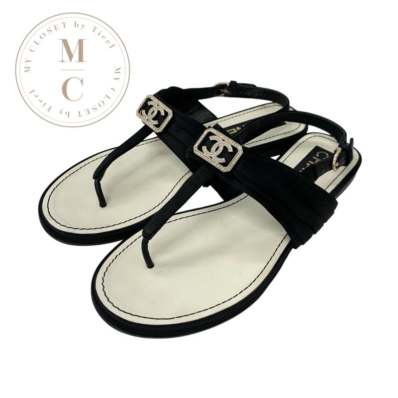 シャネル CHANEL サンダル 靴 シューズ サテン ブラック 黒 ゴールド ココマーク ラインストーン トング フラット