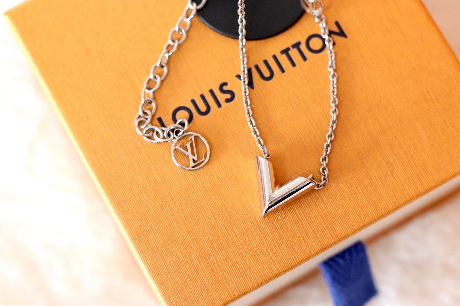 Louis Vuitton Essential V Supple Necklace "Silver"