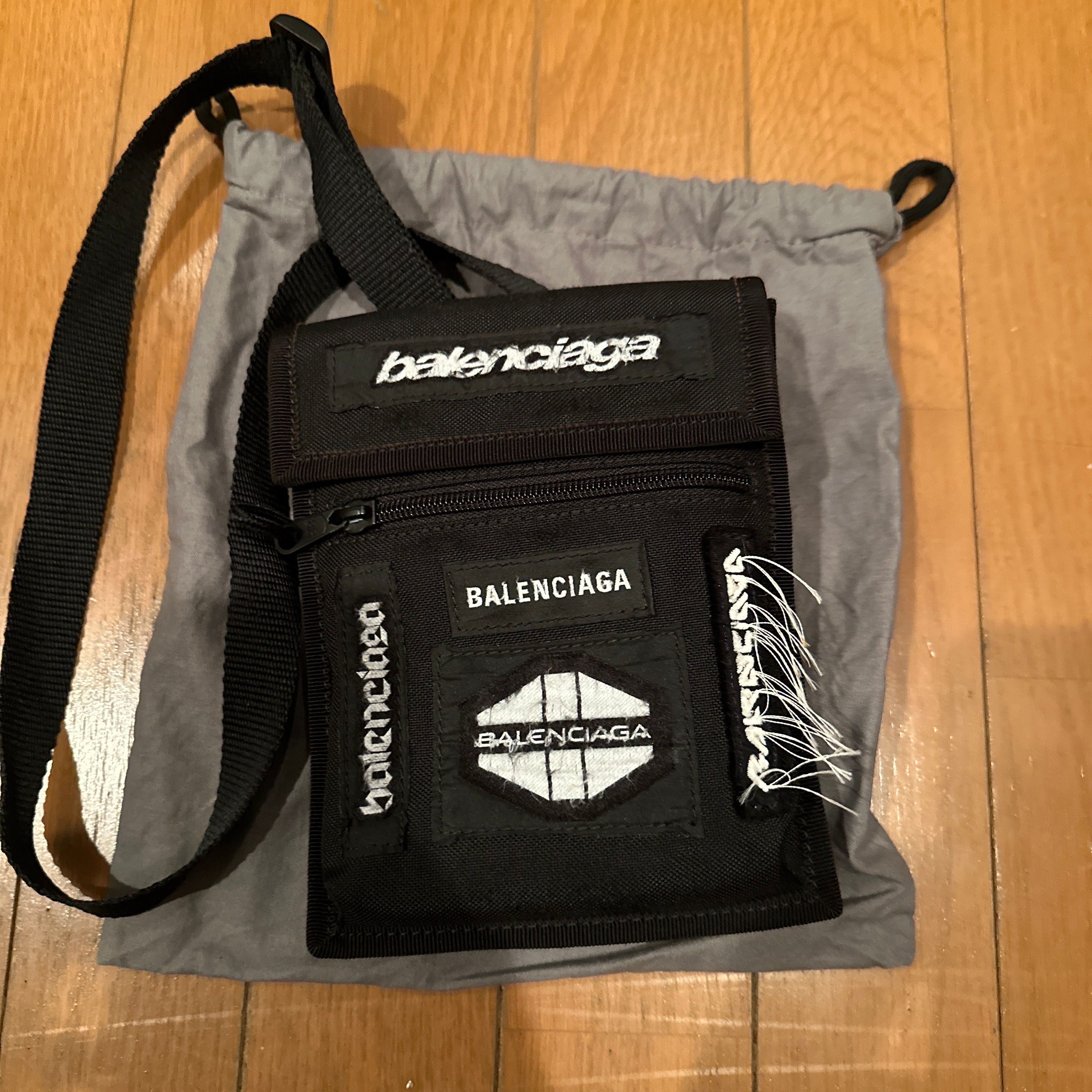 バレンシアガ カー ストラップ付きハイブリッドウォレット グレイン  