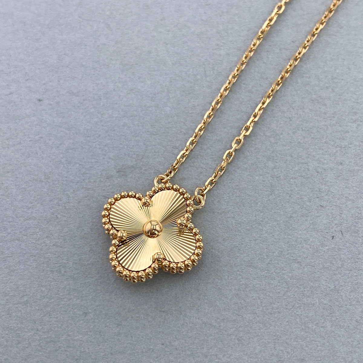 Van Cleef & Arpels ヴァンクリーフ&アーペル ヴィンテージ アルハンブラ ギョーシェ ペンダント 750YG ネックレス VCARP4KL00 K18イエローゴールド イエローゴールド  レディース【中古】