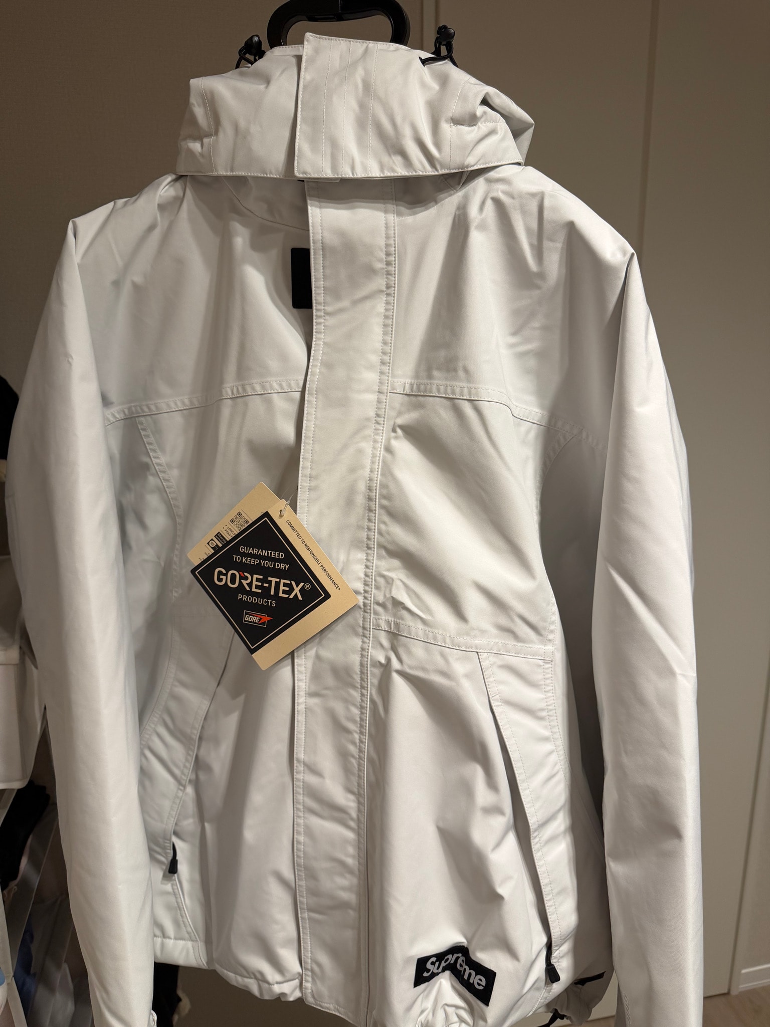 Supreme AOI Gore Tex Hooded Jacket "White"