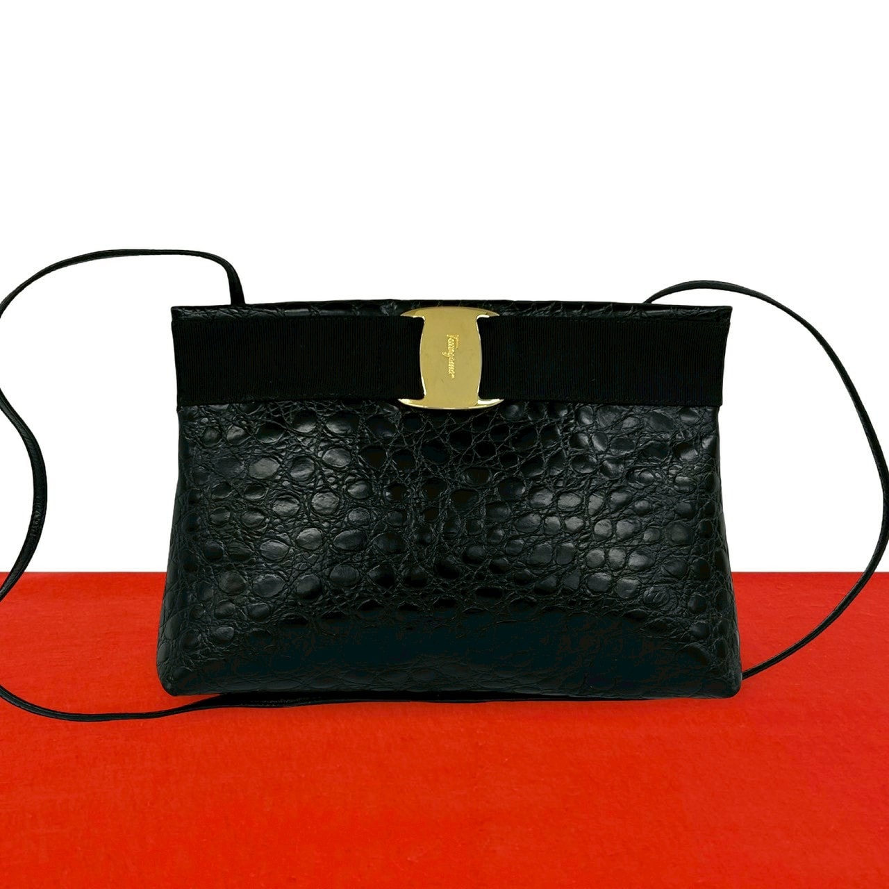 Salvatore Ferragamo サルヴァトーレフェラガモ ヴァラリボン 金具 レザー ショルダーバッグ ブラック
 24218
