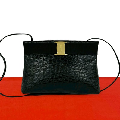Salvatore Ferragamo サルヴァトーレフェラガモ ヴァラリボン 金具 レザー ショルダーバッグ ブラック
24218