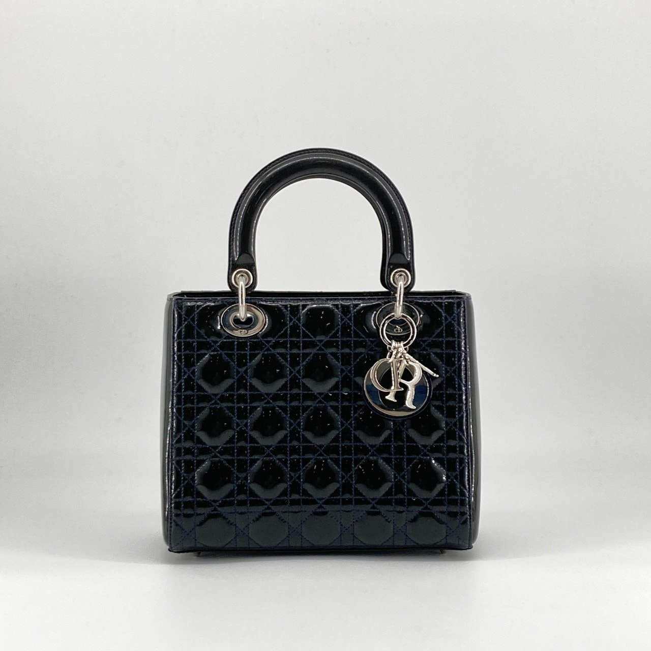 Christian Dior(クリスチャンディオール) Lady Diorカナージュステッチ D.I.O.R.チャーム ハンドバッグ ブラック×シルバー