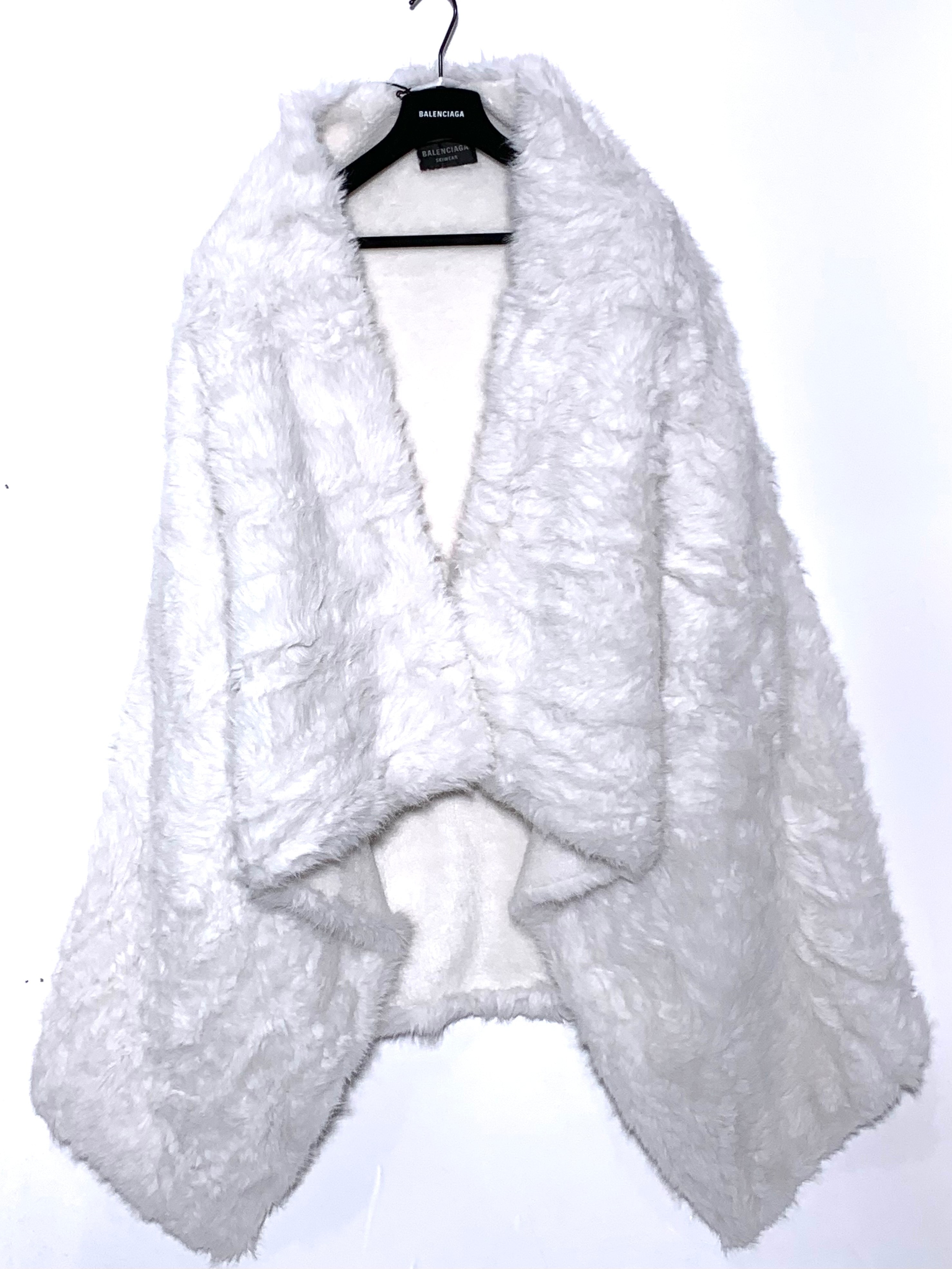 BALENCIAGA フェイクファーアシンメトリックケープ ホワイト